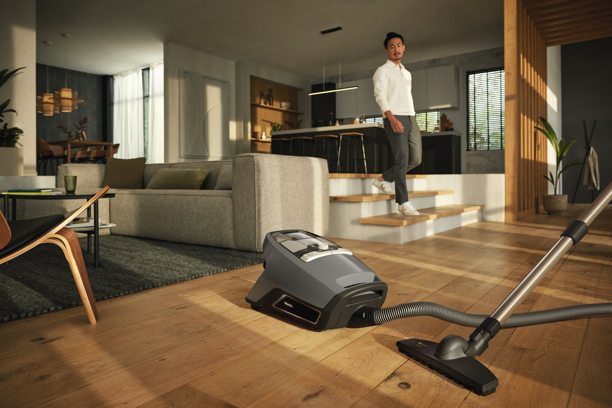 Miele Blizzard CX1 Pure Suction Graphite Grey — hose and wand